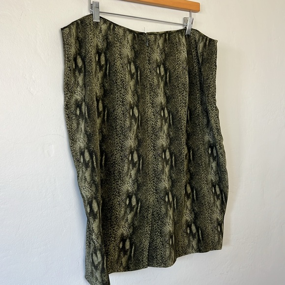 Dana Buchman Zip Jacket / Skirt Suit 100% silk green animal print - Picture 11 of 12